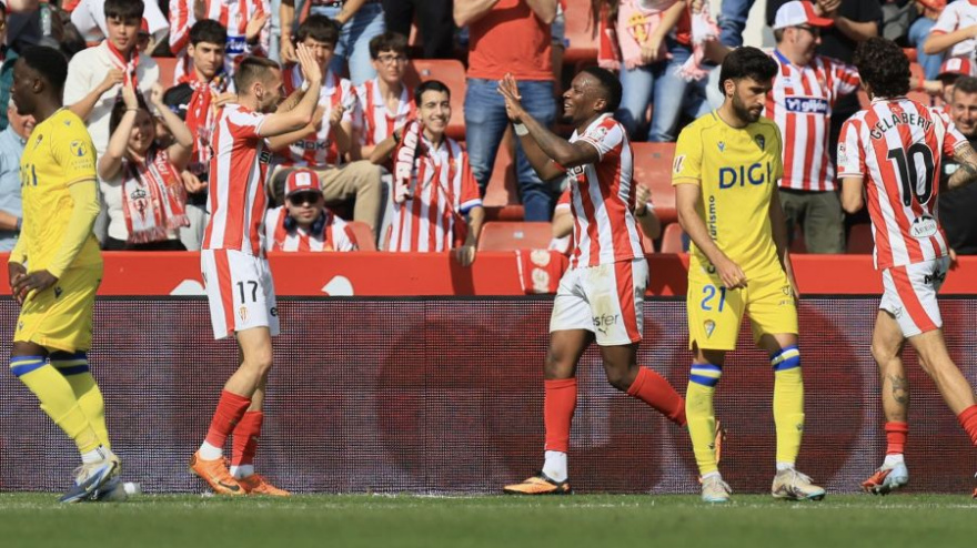 Los jugadores del Sporting celebran la victoria contra el Cádiz.