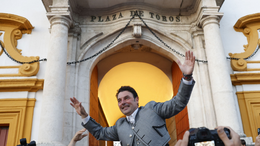 Andy Cartagena en su salida a hombros por la Puerta del Príncipe de Sevilla