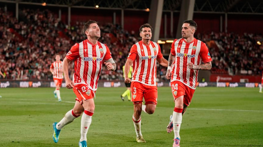 Adrián Embarba celebra uno de los dos goles marcados al Málaga