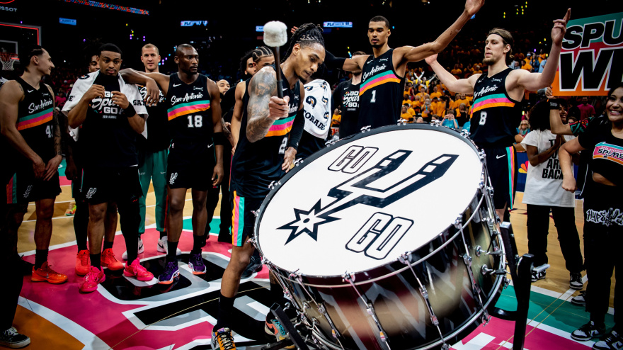 Los jugadores de los Spurs celebran la primera victoria en el playoff