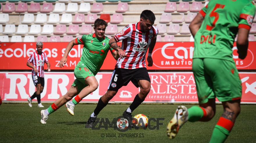 Mario García, del Zamora CF, en una jugada ante el Osasuna B