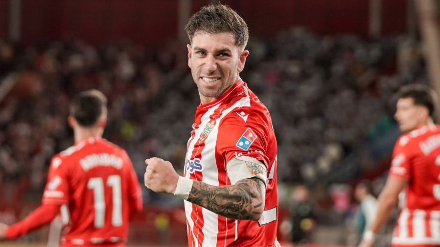 Embarba dispara al Almería al ascenso directo y sigue mejorando su récord personal