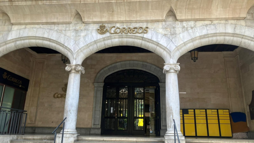 20/04/2026 La oficina de Correos de la calle Constitució de Palma, este lunes, día en el que arranca el plazo para presentar de forma presencial las solicitudes para acogerse a la regularización extraordinaria de migrantes..El plazo para presentar las solicitudes para acogerse a la regularización extraordinaria de personas migrantes de forma presencial ha arrancado este lunes en Palma con tranquilidad y sin grandes colas.SOCIEDAD