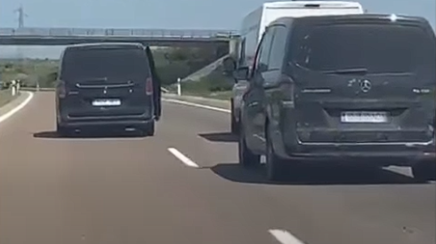 Furgonetas en  la A5 a la altura de Mérida