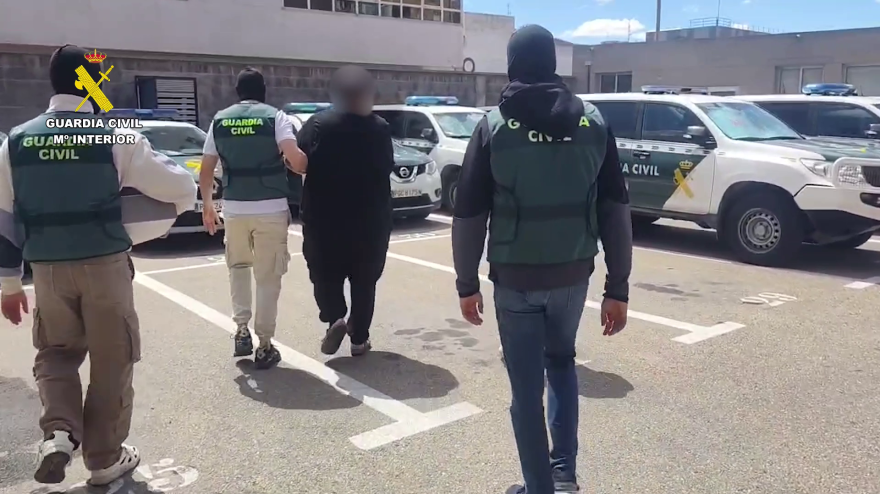 La Guardia Civil desmantela dos puntos de venta de heroína y cocaína en Torrevieja