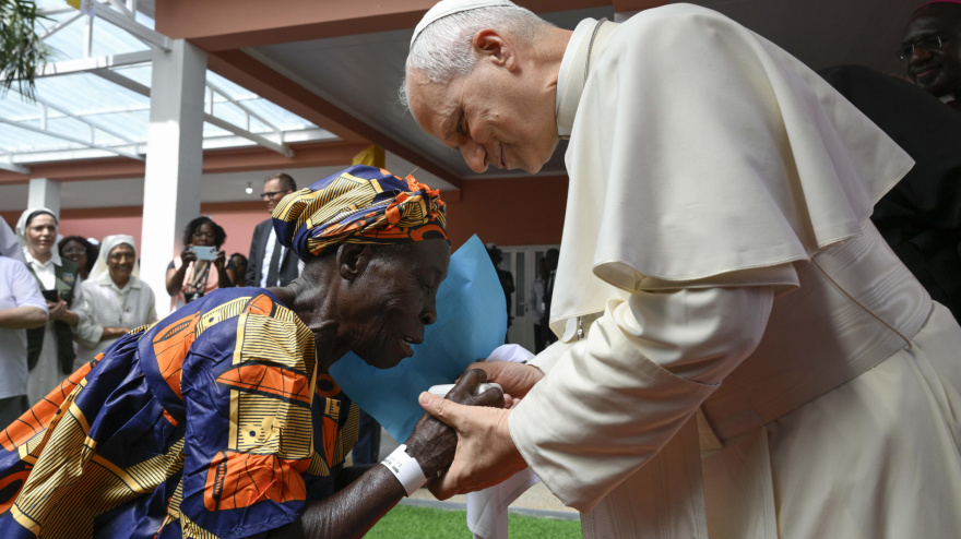 León XIV visita el Hogar de Acogida para Personas Mayores de Saurimo