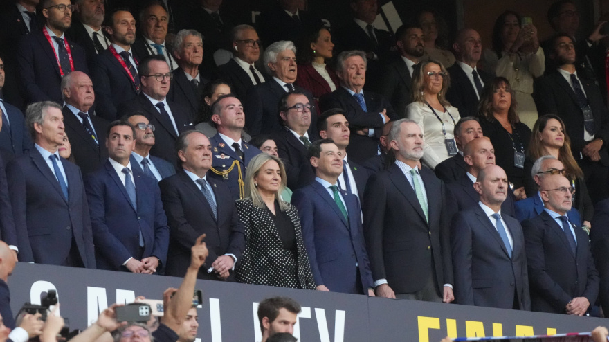 Momento del himno antes de la final de la Copa del Rey