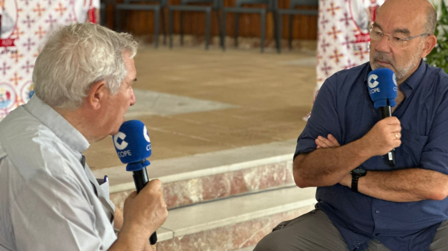 Expósito junto al padre Luis Javier Palenzuela en Malabo