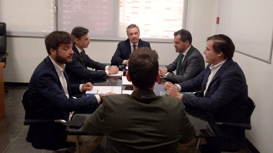 Representantes de los grupos municipales del PP y Vox y el consejero de Fomento en la reunión sobre la Ley de Vivienda