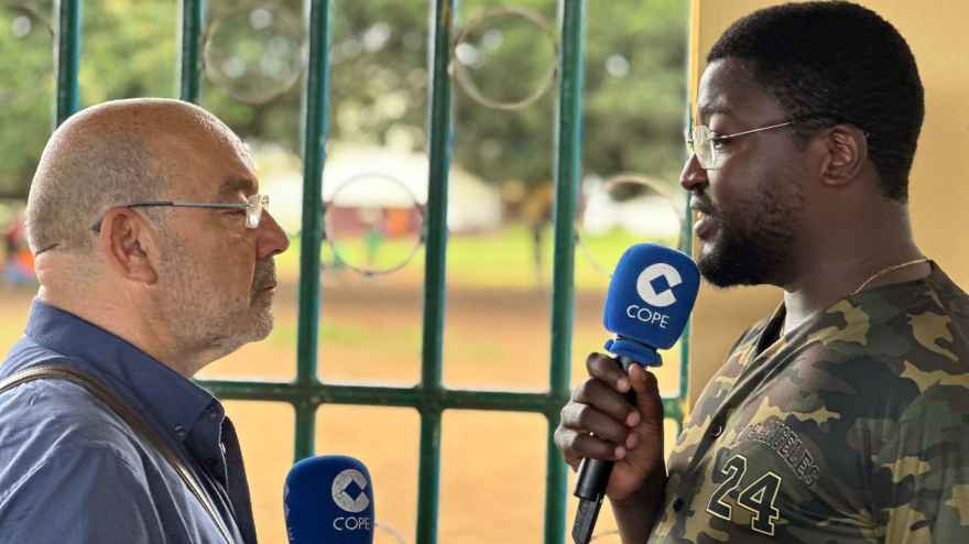 Bienvenue, director del 'Colegio Español de Malabo' (Guinea Ecuatorial), con Ángel Expósito, director de 'La Linterna'