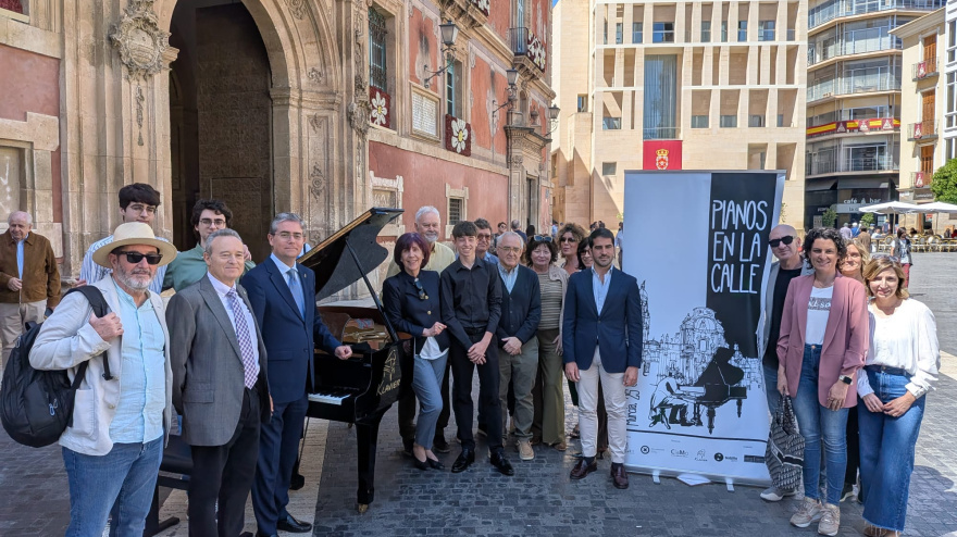 Murcia saca los pianos a la calle