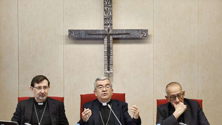 MADRID, 20/04/2026.- El presidente de la Conferencia Episcopal Española (CEE), Luis Argüello (c), preside la 129ª Asamblea Plenaria de la institución en Madrid, este lunes. Los obispos españoles celebran a partir de este lunes la 129º Asamblea Plenaria de la CEE, la última que tendrá lugar antes de que el papa León XIV visite España del 6 al 12 de junio en el que será la primera estancia de un pontífice en territorio español en quince años tras el viaje realizado por Benedicto XVI en 2011. EFE/Sergio Pérez