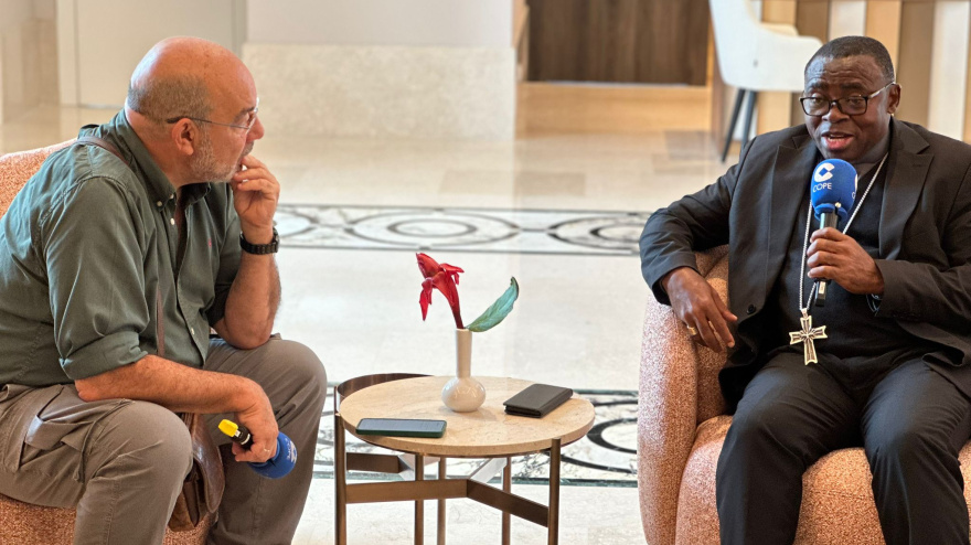 Monseñor Juan Domingo Beka Esono, presidente de la Conferencia Episcopal de Guinea Ecuatorial y obispo de la diócesis de Mongomo, con Ángel Expósito
