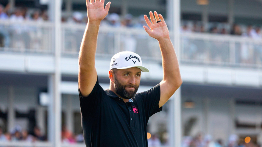 Jon Rahm celebra su triunfo en el torneo LIV México