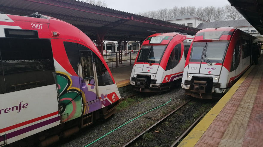 Varios trenes de Ancho Métrico en la estación de Ferrol