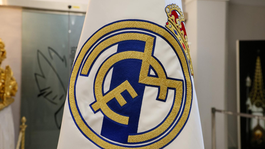 Detalle de la bandera del Real Madrid bordada por el Paso Blanco