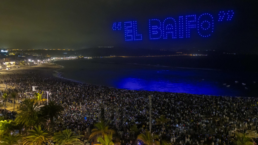 Quevedo ha anunciado esta noche que publica "esta semana" de su tercer álbum, 'El Baifo', y lo ha hecho con un espectáculo de drones que ha congregado a miles de personas en Las Palmas de Gran Canaria, su ciudad. Tras dejar varios mensajes crípticos en sus redes sociales en las últimas semanas, el artista reunió a sus seguidores en la playa de Las Canteras, donde tuvo lugar un espectáculo de luces de más de diez minutos que reveló la publicación del nuevo disco. EFE/ Ángel Medina G
