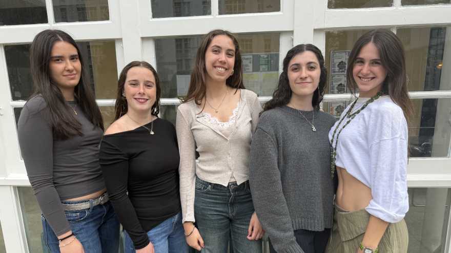 De izquierda a derecha, Belén, Irene, Laura, María e Eva, ante la Facultad de Humanidades Y Documentación