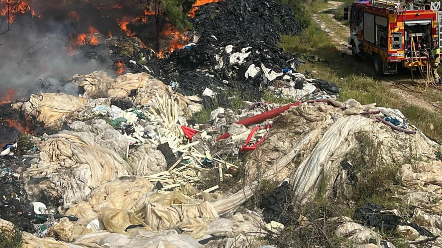 ALMONTE (HUELVA), 20 (EUROPA PRESS)Bomberos del Consorcio Provincial de Huelva, Policía Local de Almonte y efectivos del Plan de Emergencia por Incendios Forestales de Andalucía (Plan Infoca), trabajan en un incendio declarado en la tarde de este lunes en una antigua escombrera del municipio con plásticos, lo que ha generado una intensa humareda negra "potencialmente tóxica", según ha apuntado la Policía Local en sus redes sociales, consultadas por Europa Press.Así, desde el Consorcio Provincial de Bomberos han indicado que el aviso ha entrado a las 15,35 horas y que se trata de una antigua escombrera de plásticos, por lo que hasta la zona se han desplazado 12 bomberos de tres parques --Almonte, Valverde del Camino y San Juan del Puerto-- con siete camiones.En este sentido, Antonio Frigolet, oficial del Consorcio de Bomberos de Huelva, ha explicado, en un audio remitido a los medios de comunicación, que se trata de un incendio de "grandes dimensiones" con "una cantidad bastante importante de plástico que están ardiendo" y que puede suponer "riesgo alguno para una superficie de pinar".Asimismo, cerca del incendio hay una vivienda, por lo que el Consorcio tienen habilitado un vehículo "en previsión de que pudiera haber alguna afectación".Por su parte, desde el Plan Infoca han activado dos brigadas de refuerzo contra incendios (Brica), un grupo de bomberos forestales, un técnico de operaciones Brica, un agente de medio ambiente, un camión autobomba y un helicóptero pesado, toda vez que han apuntado que se trata de una zona con una planta de reciclaje rodeada de vegetación, por lo que trabaja para que las llamas no afecten a zona forestal.De otro lado, la Policía Local de Almonte ha señalado que se trata del paraje Montehigo, en una zona "con acopio de materiales plásticos", lo que está generando "humo potencialmente tóxico". Así, han explicado que los servicios de emergencia trabajan en estos momentos en su control y extinción y que, aunque el origen del incendio se encuentra en investigación, no se descarta "una posible intencionalidad".Asimismo, ha lanzado un mensaje de "tranquilidad" ya que "actualmente no existe riesgo directo para la población fuera de la zona afectada", pero subraya que es que es "fundamental" seguir unas recomendaciones preventivas, tales como "permanecer en el interior de viviendas y edificios; mantener puertas y ventanas cerradas; evitar ventilación exterior --usando el aire en modo recirculación-- y no acercarse a la zona del incendio.De la misma manera, pide "calma y colaboración ciudadana para facilitar el trabajo de los servicios de emergencias", así como informarse por los canales oficiales.INCENDIO EN GIBRALEÓNPor otro lado, Frigolet ha señalado que también este lunes se ha declaraado un incendio de pinar dentro de una finca de la zona El Donate de Gibraleón.En el mismo están trabajando dos dotaciones de bomberos de los parques de Punta Umbría y Alosno, con un total de seis bomberos y cuatro vehículos de extinción.ALMONTE (HUELVA), 20 (EUROPA PRESS)Bomberos del Consorcio Provincial de Huelva, Policía Local de Almonte y efectivos del Plan de Emergencia por Incendios Forestales de Andalucía (Plan Infoca), trabajan en un incendio declarado en la tarde de este lunes en una antigua escombrera del municipio con plásticos, lo que ha generado una intensa humareda negra "potencialmente tóxica", según ha apuntado la Policía Local en sus redes sociales, consultadas por Europa Press.Así, desde el Consorcio Provincial de Bomberos han indicado que el aviso ha entrado a las 15,35 horas y que se trata de una antigua escombrera de plásticos, por lo que hasta la zona se han desplazado 12 bomberos de tres parques --Almonte, Valverde del Camino y San Juan del Puerto-- con siete camiones.En este sentido, Antonio Frigolet, oficial del Consorcio de Bomberos de Huelva, ha explicado, en un audio remitido a los medios de comunicación, que se trata de un incendio de "grandes dimensiones" con "una cantidad bastante importante de plástico que están ardiendo" y que puede suponer "riesgo alguno para una superficie de pinar".Asimismo, cerca del incendio hay una vivienda, por lo que el Consorcio tienen habilitado un vehículo "en previsión de que pudiera haber alguna afectación".Por su parte, desde el Plan Infoca han activado dos brigadas de refuerzo contra incendios (Brica), un grupo de bomberos forestales, un técnico de operaciones Brica, un agente de medio ambiente, un camión autobomba y un helicóptero pesado, toda vez que han apuntado que se trata de una zona con una planta de reciclaje rodeada de vegetación, por lo que trabaja para que las llamas no afecten a zona forestal.De otro lado, la Policía Local de Almonte ha señalado que se trata del paraje Montehigo, en una zona "con acopio de materiales plásticos", lo que está generando "humo potencialmente tóxico". Así, han explicado que los servicios de emergencia trabajan en estos momentos en su control y extinción y que, aunque el origen del incendio se encuentra en investigación, no se descarta "una posible intencionalidad".Asimismo, ha lanzado un mensaje de "tranquilidad" ya que "actualmente no existe riesgo directo para la población fuera de la zona afectada", pero subraya que es que es "fundamental" seguir unas recomendaciones preventivas, tales como "permanecer en el interior de viviendas y edificios; mantener puertas y ventanas cerradas; evitar ventilación exterior --usando el aire en modo recirculación-- y no acercarse a la zona del incendio.De la misma manera, pide "calma y colaboración ciudadana para facilitar el trabajo de los servicios de emergencias", así como informarse por los canales oficiales.INCENDIO EN GIBRALEÓNPor otro lado, Frigolet ha señalado que también este lunes se ha declaraado un incendio de pinar dentro de una finca de la zona El Donate de Gibraleón.En el mismo están trabajando dos dotaciones de bomberos de los parques de Punta Umbría y Alosno, con un total de seis bomberos y cuatro vehículos de extinción.Incendio Almonte