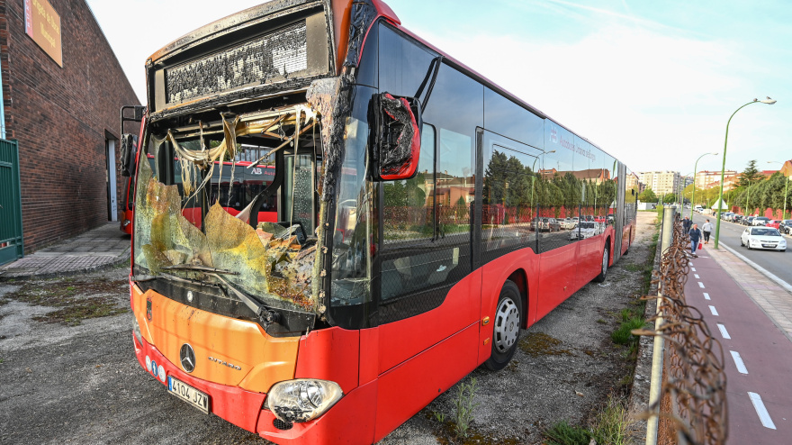Un incendio ha causado importantes daños en las cocheras municipales de Burgos, con varios vehículos calcinados