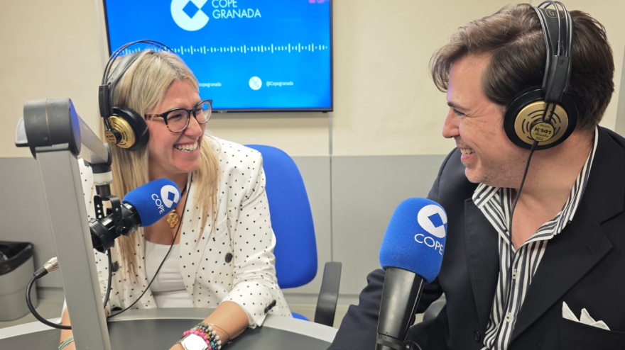 El pregonero Carlos Marín y la concejala de Fiestas Mayores del Ayuntamiento de Granada, Carolina Amate