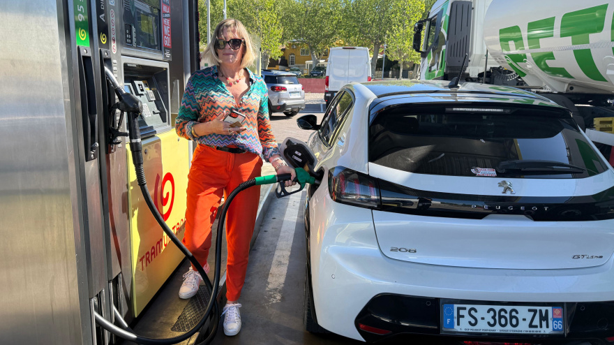 En la gasolinera del Grup Tramuntana de La Jonquera, una de las pocas exclusivas para turismos y furgonetas, las colas de coches y autocaravanas con matrícula francesa son constantes.