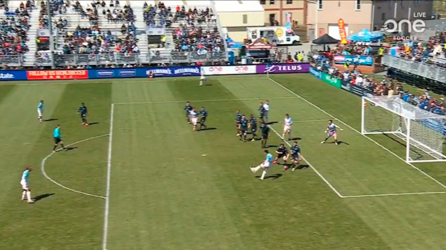 La liga de fútbol canadiense hace historia con el primer gol en fuera de juego 'daylight'