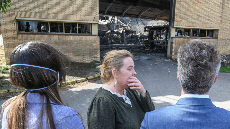 La alcaldesa de Burgos, Cristina Ayala, visita las cocheras municipales, incendiadas en la madrugada