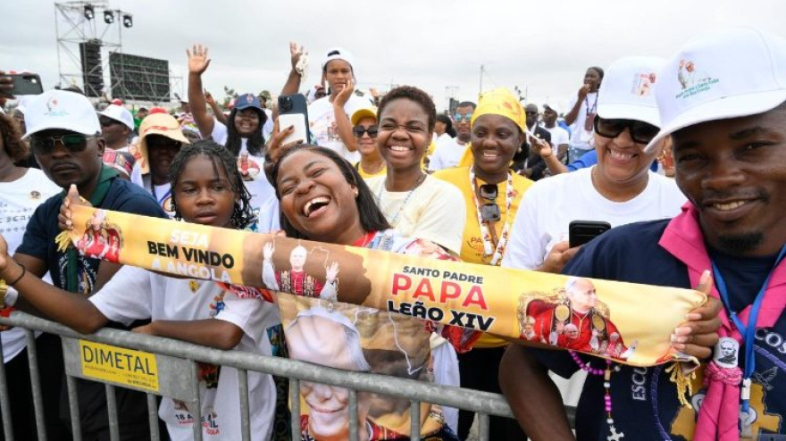 Africanos esperando la llegada del Papa León XIV