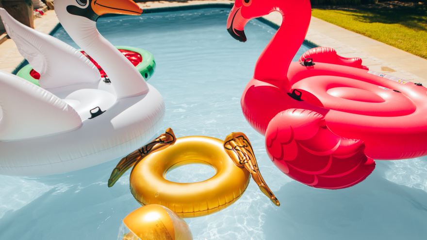 Organizan una gran fiesta de inauguración de la piscina en Caballerizas