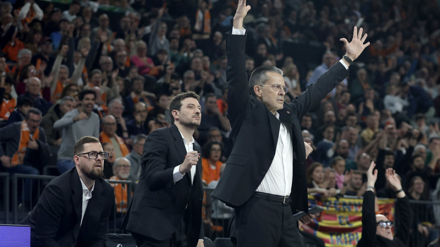 Pedro Martínez celebra una acción de su Valencia Basket ante la atenta mirada de Albert y Kovacs, dos de sus ayudantes