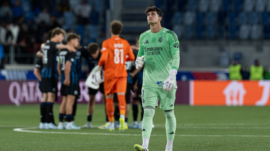 Javi Navarro yendo a la portería para la tanda de penaltis