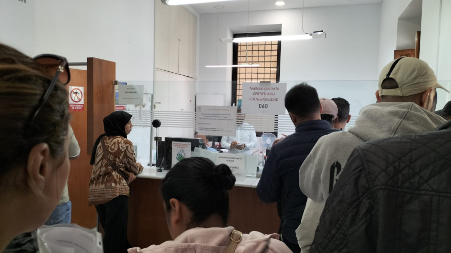 Extranjeros en la cola del registro municipal de Lorca para solicitar información