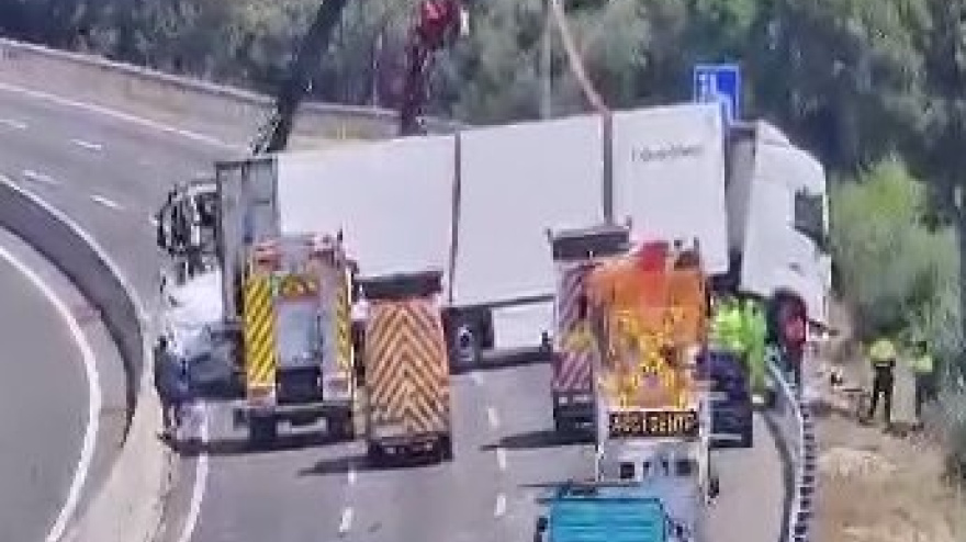 El camión accidentado esta mañana en Santa Oliva dirección Barcelona