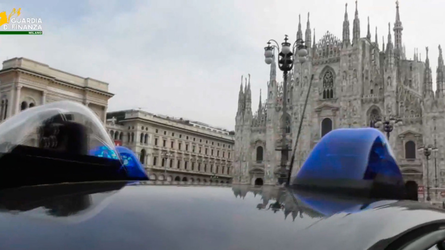 Imagen de un coche de policia en Milán