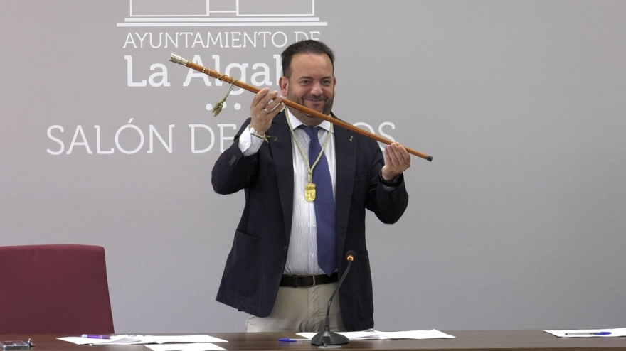 Diego Agüera, reelegido alcalde de La Algaba, con el bastón de mando