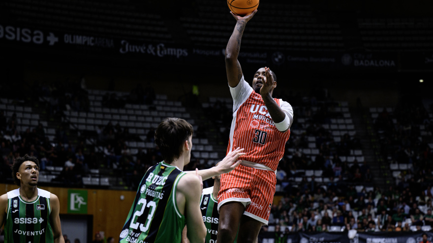 Kelan Martin sigue creciendo en su juego