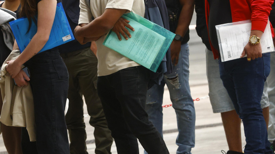 Este lunes ha comenzado el plazo para solicitar de forma presencial la regularización extraordinaria de migrantes para todos aquellos que hayan solicitado previamente cita en una de las más de 400 oficinas disponibles para empezar los trámites.