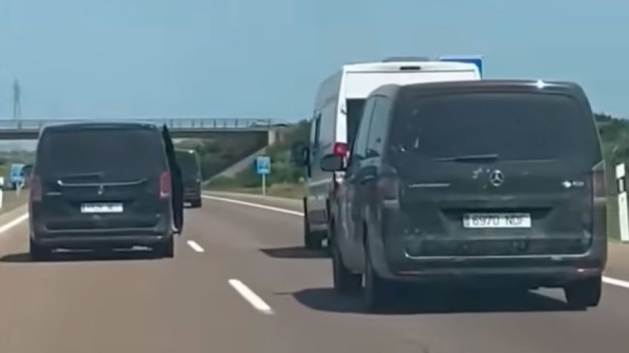 Momento del acoso de unas furgonetas a seguidores del Atlético de Madrid