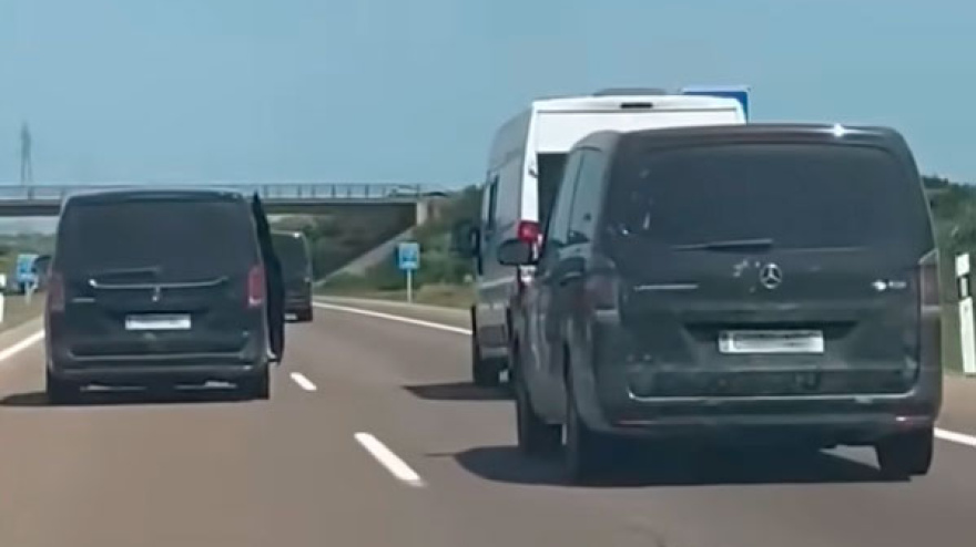 Momento del acoso de unas furgonetas a seguidores del Atlético de Madrid