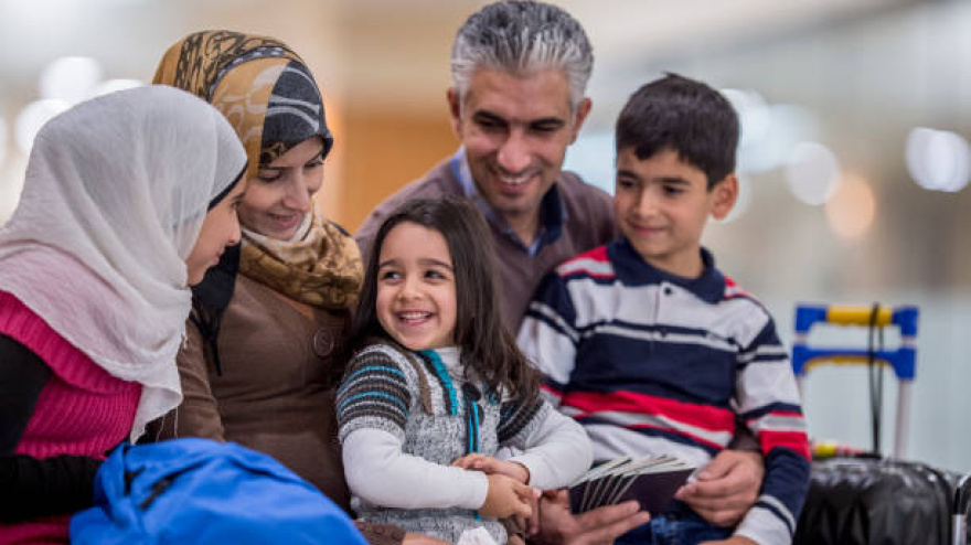 Familia con pasaportes en la mano
