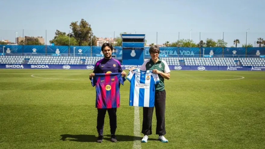 Pere Romeu y Sara Monforte en la previa del derbi catalán de la Liga F.