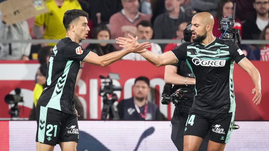 Marc Roca celebra el empate a uno del Betis en Montilivi frente al Girona