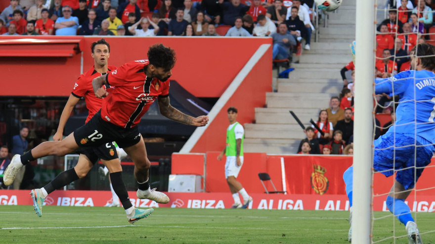 Samu Costa marca un golazo al Valencia
