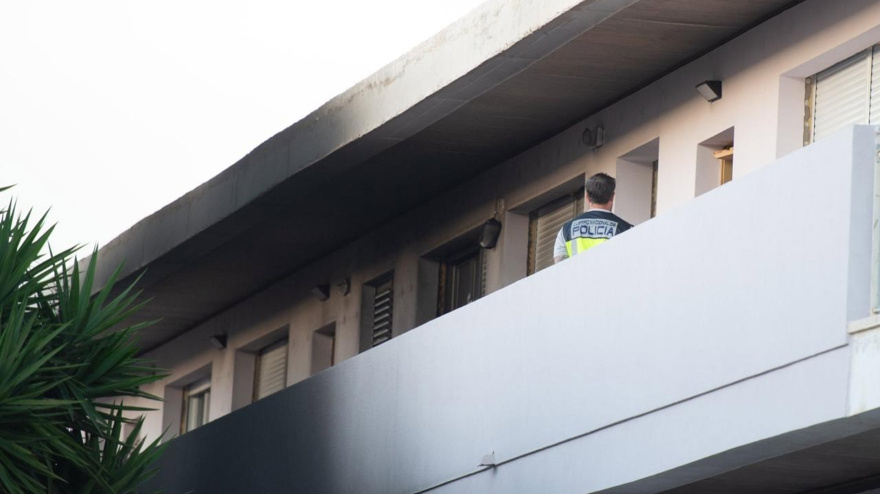 21/04/2026 Explosión en una vivienda en Eivissa.El Ayuntamiento realoja a tres familias y espera que los 19 vecinos restantes puedan regresar esta noche a sus viviendasTres heridos por quemaduras serán trasladados al Hospital la Fe de Valencia   EIVISSA, 21 (EUROPA PRESS)    Cuatro personas han resultado heridas en una explosión registrada en una vivienda en la calle Sant Vicent de sa Cala, en Eivissa, dos de las cuales han ingresado en la UCI del Hospital Can Misses en estado grave y otra en observación por quemaduras.     El accidente ha ocurrido a las 17.15 horas cuando se ha producido una explosión en una vivienda de un edificio en que vivien 22 personas, según ha informado a los medios el alcalde del municipio, Rafael Triguero.   En cuanto a los heridos, las que se encuentran en estado crítico son dos mujeres, ambas españolas de 45 y 21 años, mientras que un joven de 23 años permanece en observación y su estado es estable, ha informado el Área de Salud pitiusa.   Hasta el lugar se han desplazado servicios sanitarios, los Bomberos de Eivissa, Policía Local y Policía Nacional, que han acordonado algunas de las zonas comunes del edicio.   Ante el incidente, los servicios sociales municipales realojarán a tres familias, mientras que las otras 19 se espera que puedan regresar esta noche, tras finalizar los trabajos de limpieza de las zonas comunes.   El alcalde ha explicado que el arquitecto municipal ha acudido al lugar y ha confirmado que estructuralmente el edificio "está bien", por lo que se espera que los 19 vecinos puedan regresar a sus viviendas de forma programada.    También ha afirmado que en el edificio, que es del Instituto Balear de la Vivienda (Ibavi), se estaba haciendo una remodelación. "La máxima prioridad es que se estabilicen las dos heridas", ha concluido Triguero.   El conseller de Vivienda, Territorio y Movilidad, José Luis Mateo, se ha puesto en contacto con el Ibavi y con el alcalde de Eivissa tras