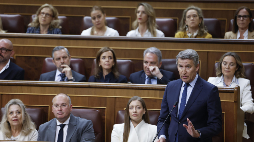 El líder del PP, Alberto Núñez Feijóo, interviene durante la sesión de control al Gobierno que se celebra este miércoles en el Congreso. EFE/ Javier Lizon