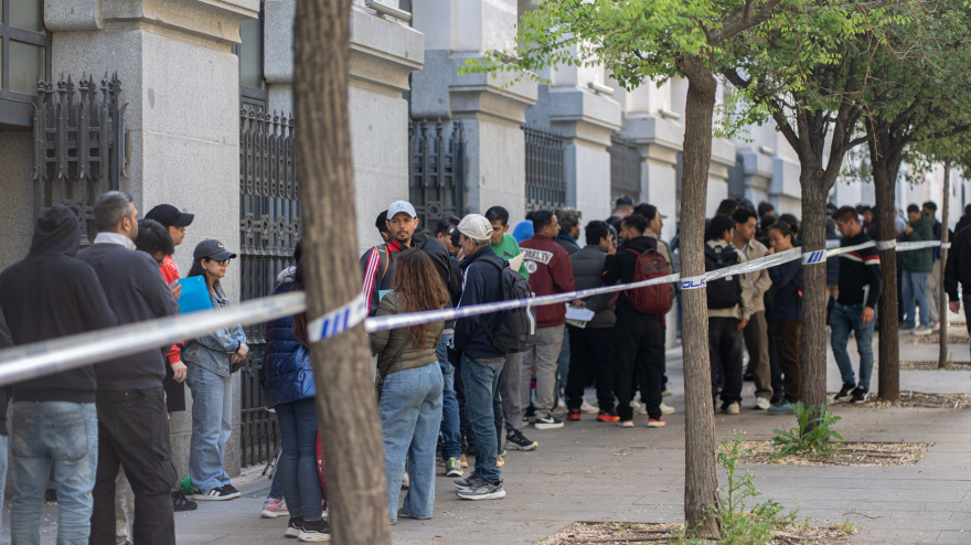 Varias personas hacen cola para conseguir el certificado de vulnerabilidad en una Oficina de Asistencia en Materia de Registro, a 22 de abril de 2026, en Madrid (España). El lunes comenzó de forma presencial la regularización extraordinaria de migrantes impulsada por el Gobierno. Alrededor de medio millón de personas podrán acudir con cita previa a Seguridad Social, Extranjería o Correos para iniciar el trámite.Gabriel Luengas / Europa Press22/4/2026