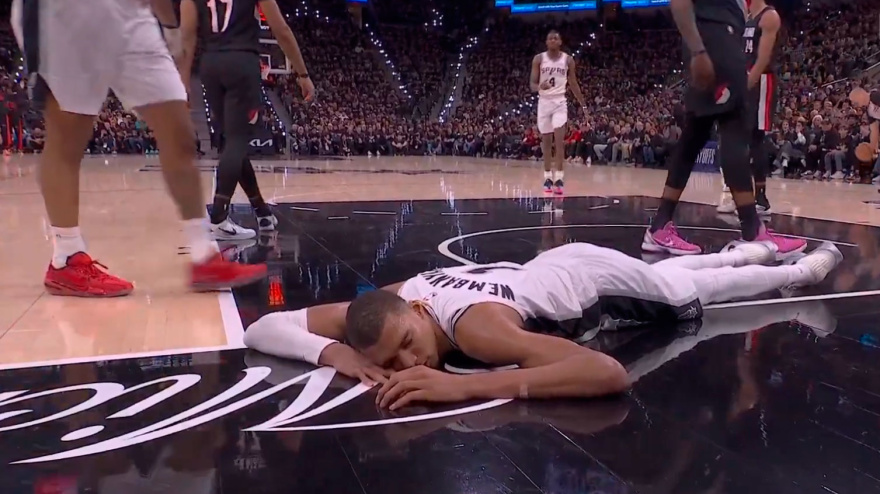 Victor Wembanyama, tirado sobre el suelo tras el brutal golpe que se dio en la cara.