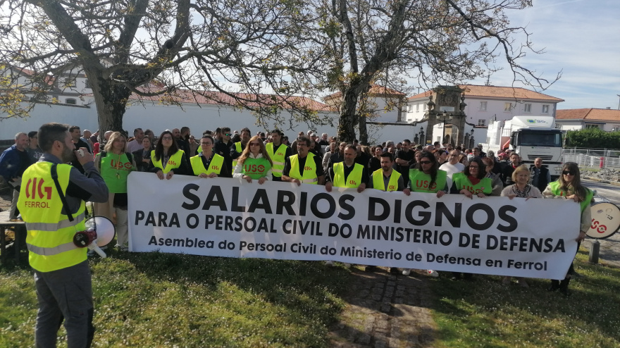 El personal civil concentrado este miércoles en la zona de entrada del Arsenal Militar de Ferrol