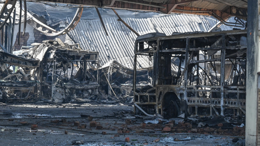La alcaldesa de Burgos, Cristina Ayala, visita las cocheras municipales, incendiadas en la madrugada